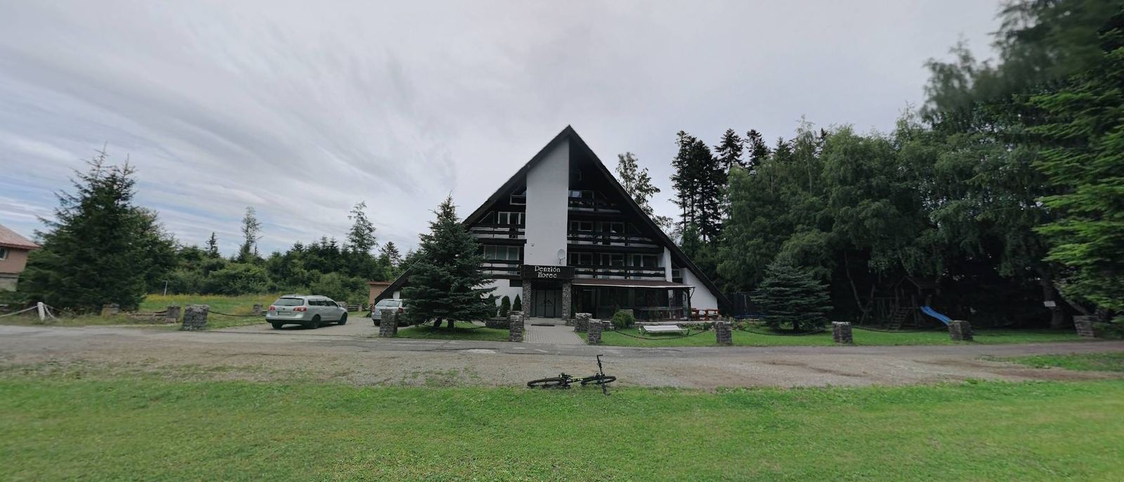 Panoráma 360° z lúky pred hotelom.